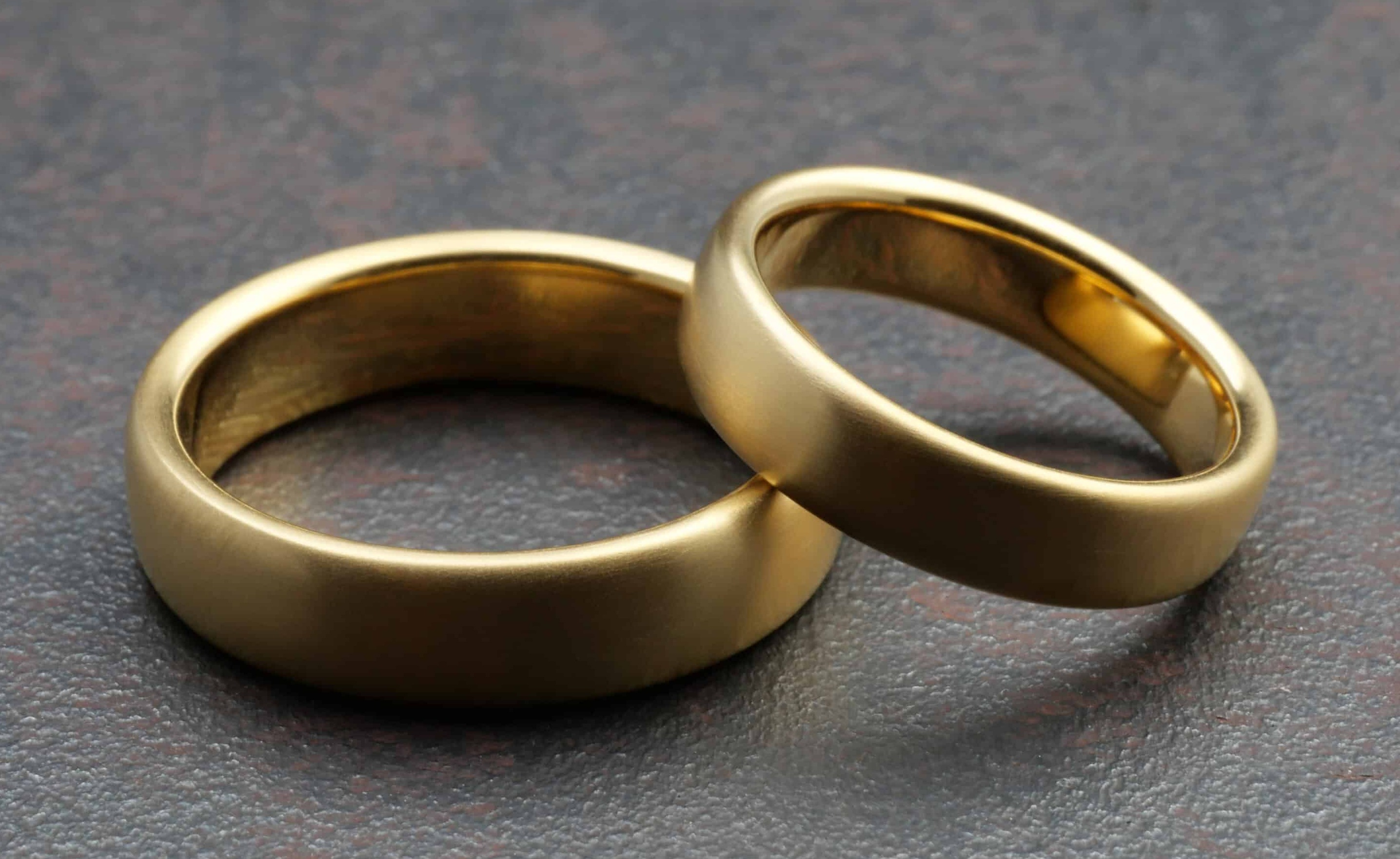 Simple wedding rings in 585 yellow gold