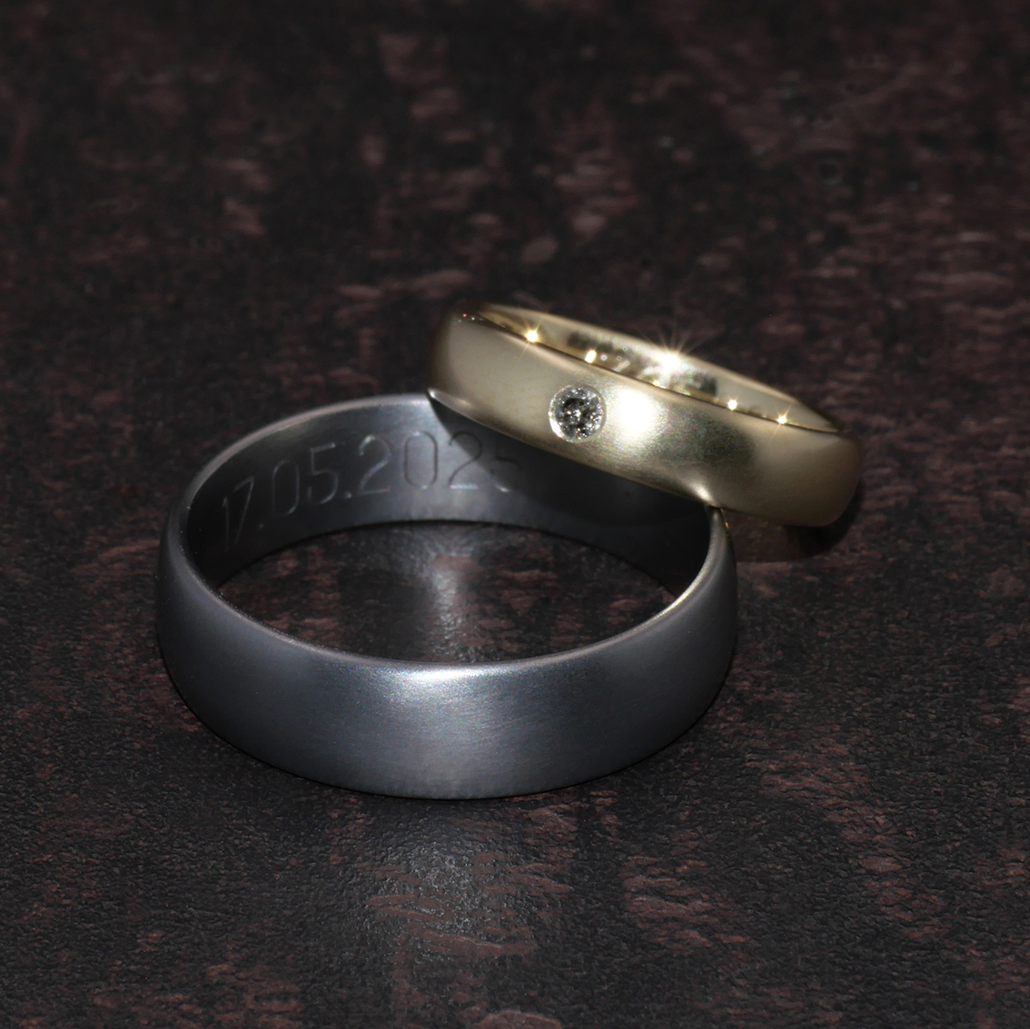 Hochzeitsringe aus Tantal und 750 Gelbgold mit Salt and Pepper Brillanten
