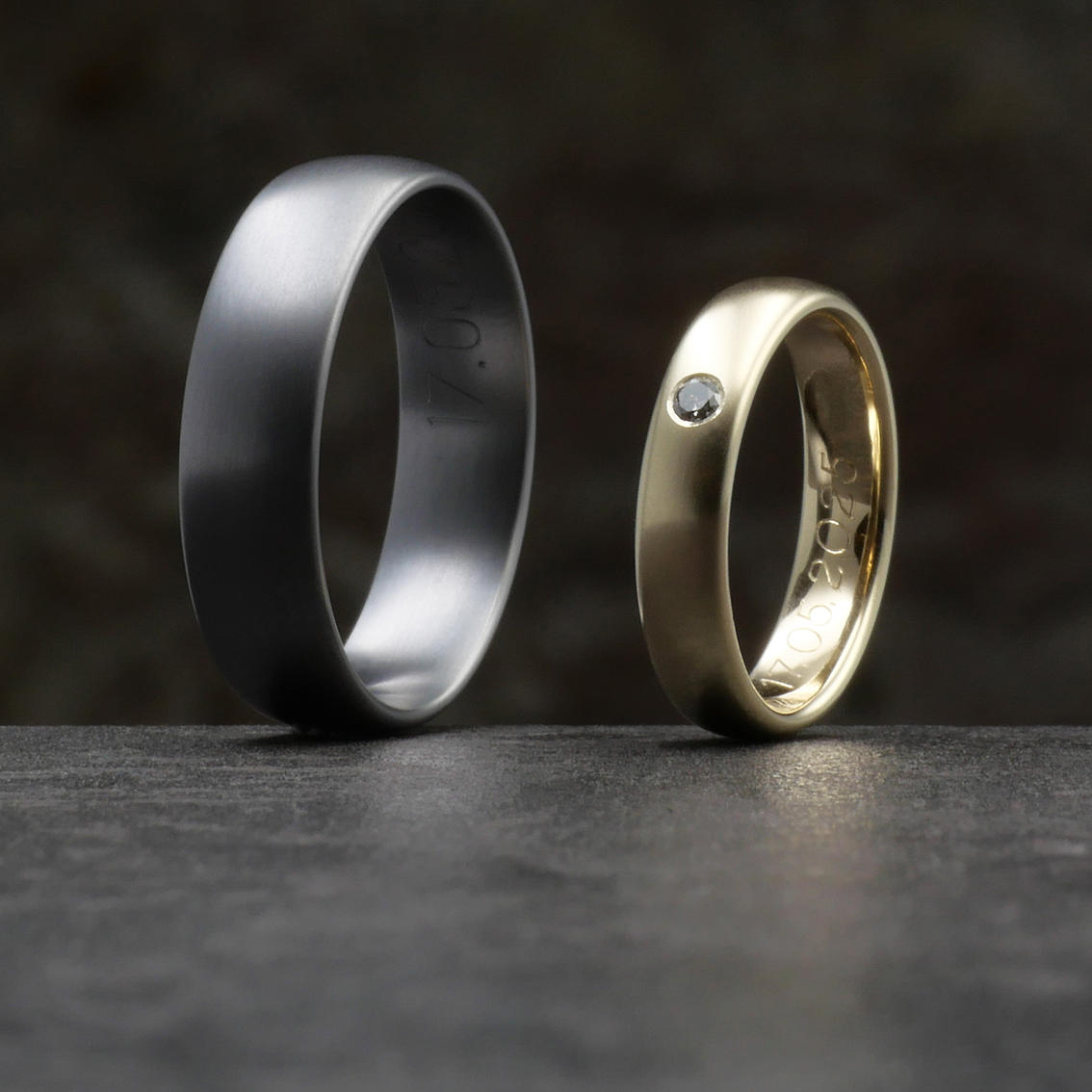 Hochzeitsringe aus Tantal und 750 Gelbgold mit Salt & Pepper Brillanten - ID 72