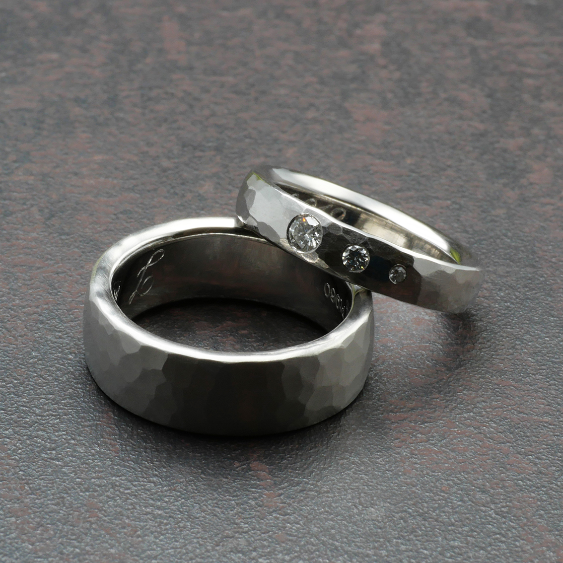 960 Platinringe mit Brillanten – Gravur und Hammerschlag - ID 73