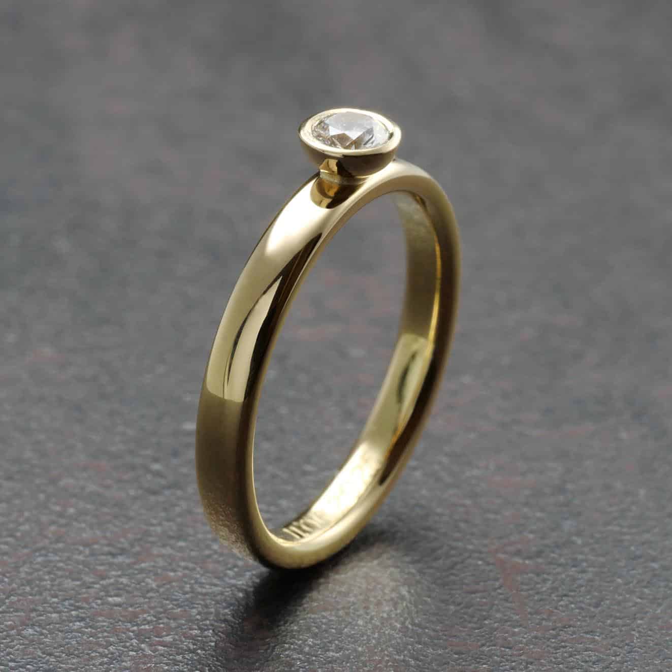 Engagement ring in 750 yellow gold - highly polished with brilliant-cut diamond
