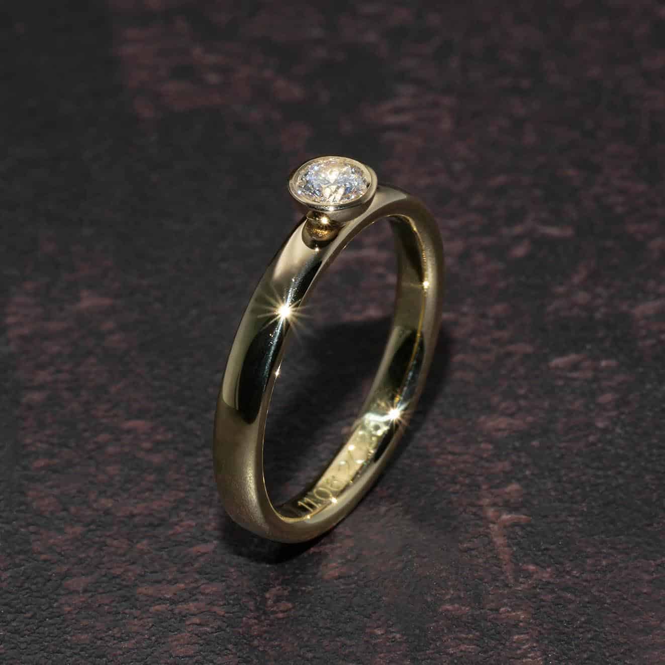 Engagement ring in 750 yellow gold - highly polished with brilliant-cut diamond - ID 85