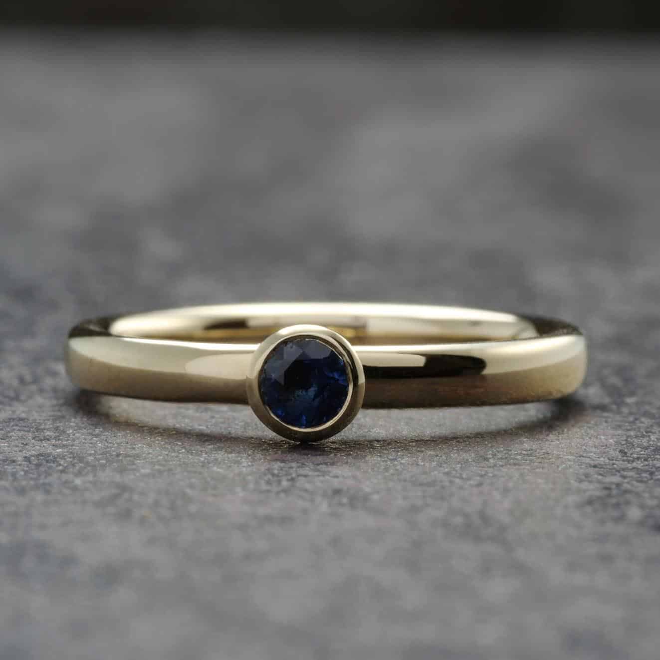 Engagement ring in 750 yellow gold with blue sapphire, highly polished