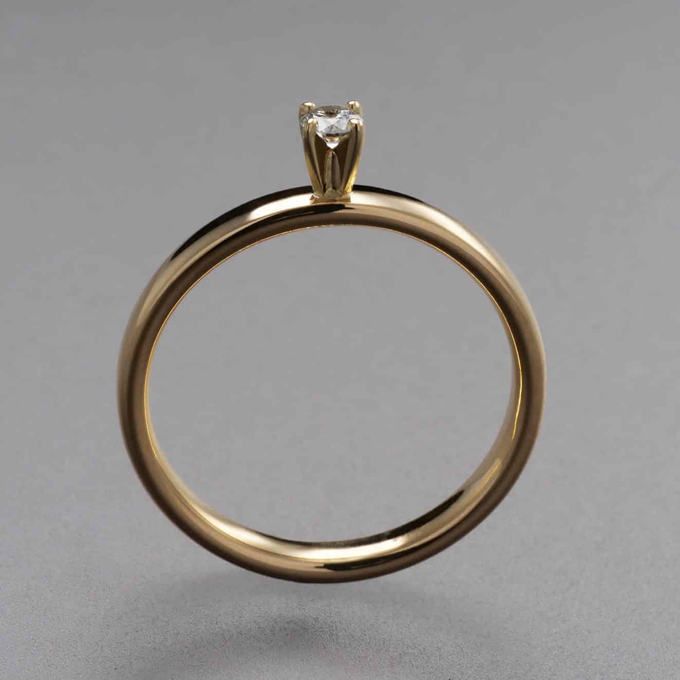 Solitaire engagement ring in 750 yellow gold