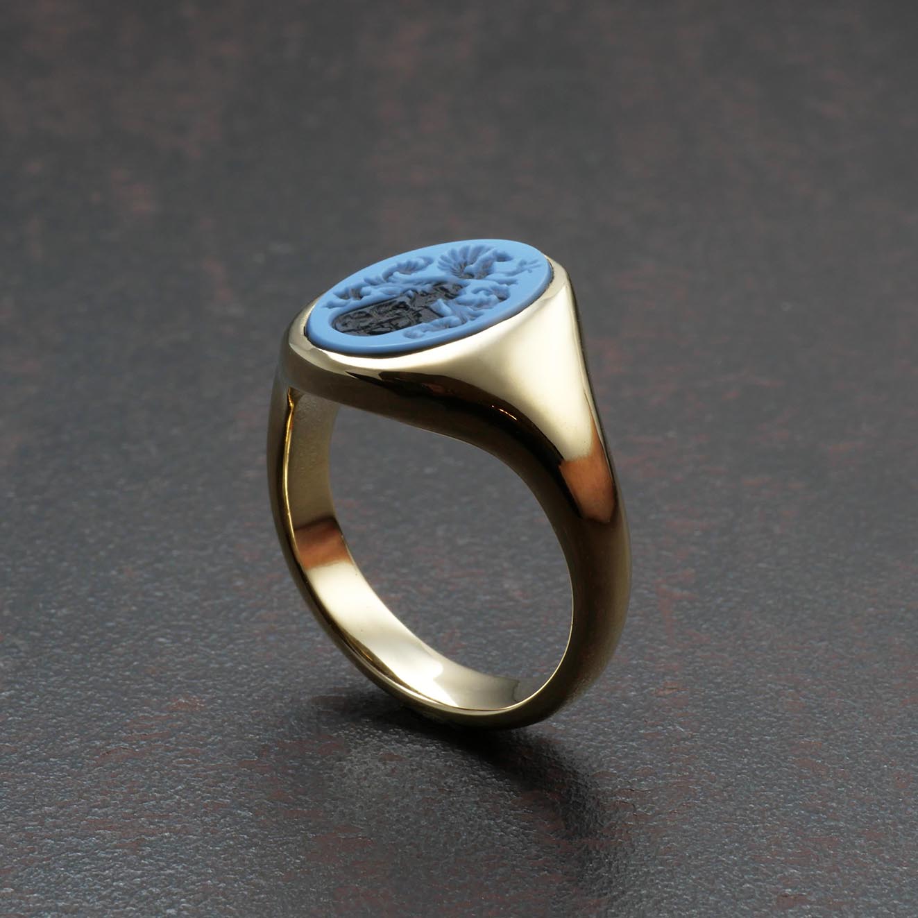 Signet ring in 585 yellow gold and layered stone with engraved coat of arms