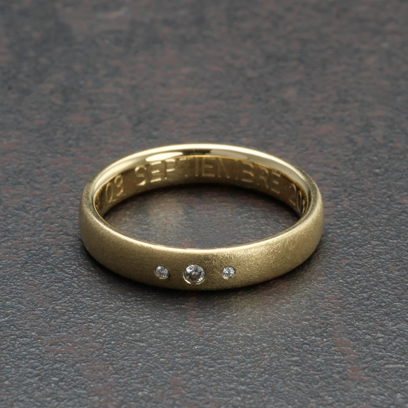 750 yellow gold engagement ring with matt finish and diamonds