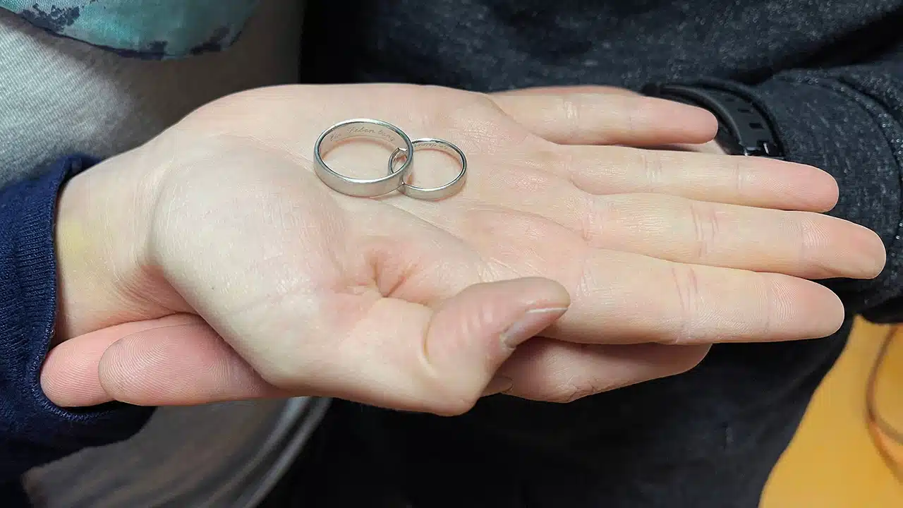 zwei Eheringe auf Hand als Symbolik