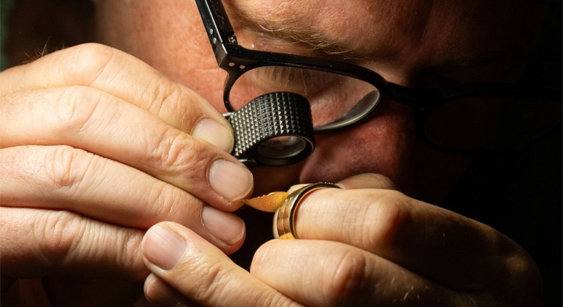 Mann ist dabei Eheringe anfertigen zu lassen