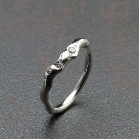 Beispielring Verlobungsring aus Platin mit unregelmäßiger Ringschiene und unterschiedlichen Brillanten - ID 53