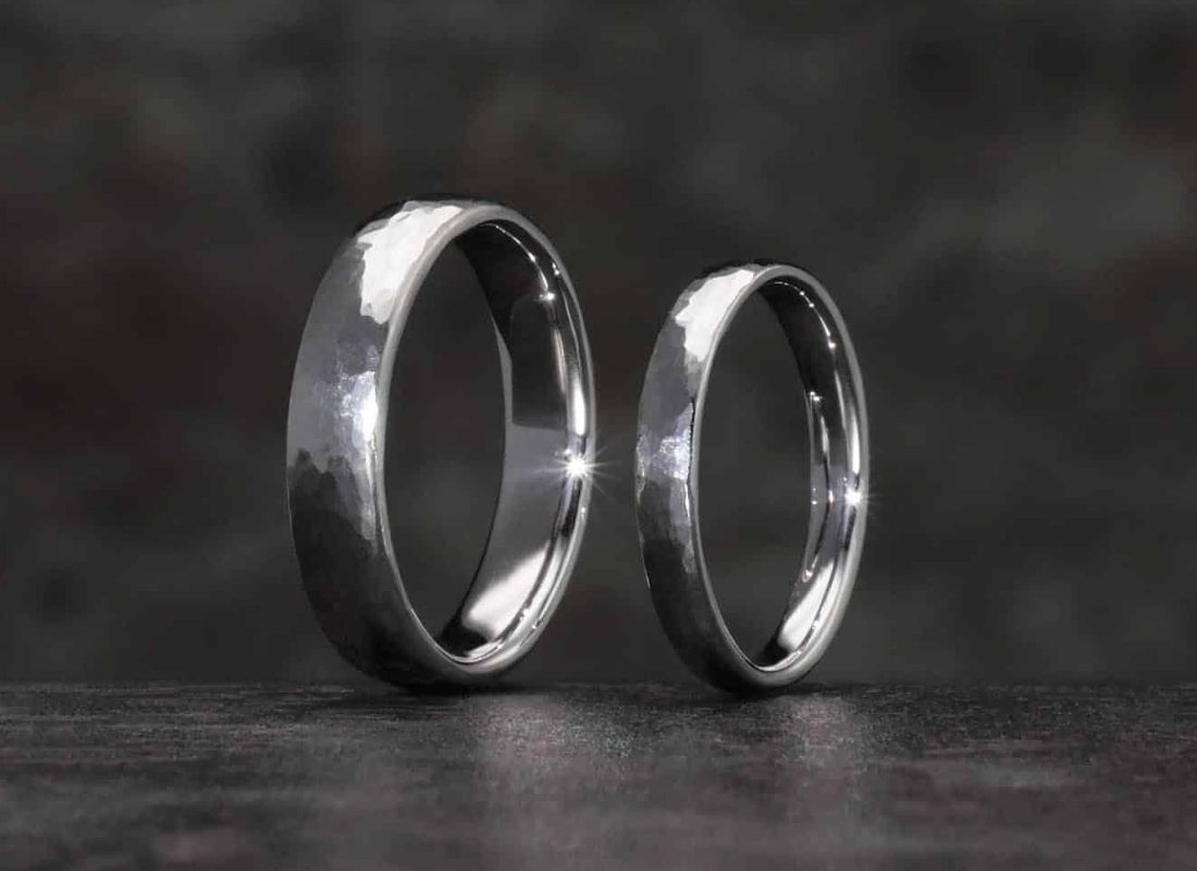 Eheringe nebeneinander als Symbolik von Liebe