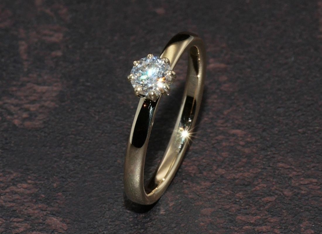 Verlobungsring auf Tisch nach Verlobungsring anfertigen lassen