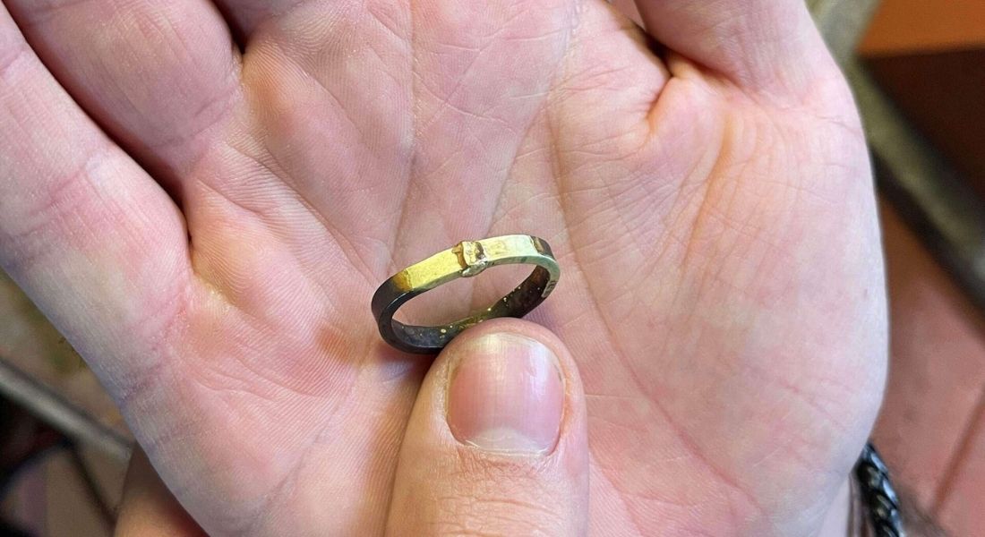 Ehering als Symbol für Liebe liegt auf Hand