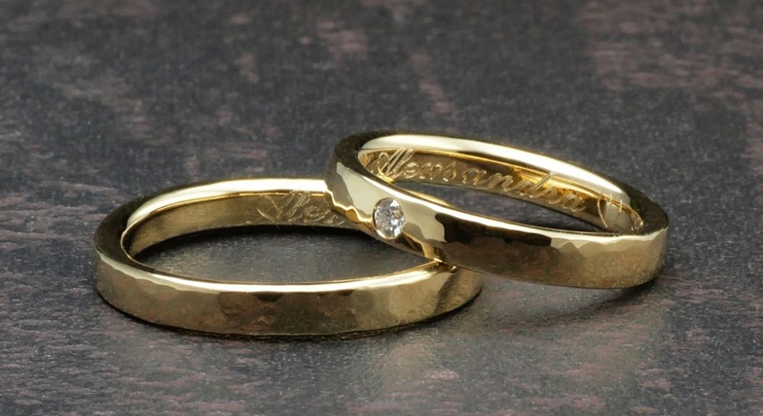 zwei Ringe übereinander als Symbol für Liebe