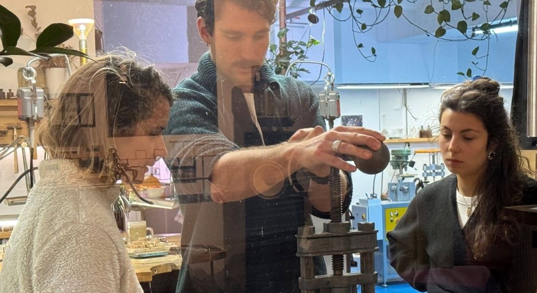 Personen sind dabei Ring selber zu schmieden