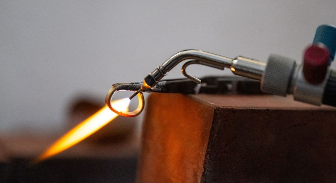 Verlobungsring wird bearbeitet bei Verlobungsringe selber schmieden