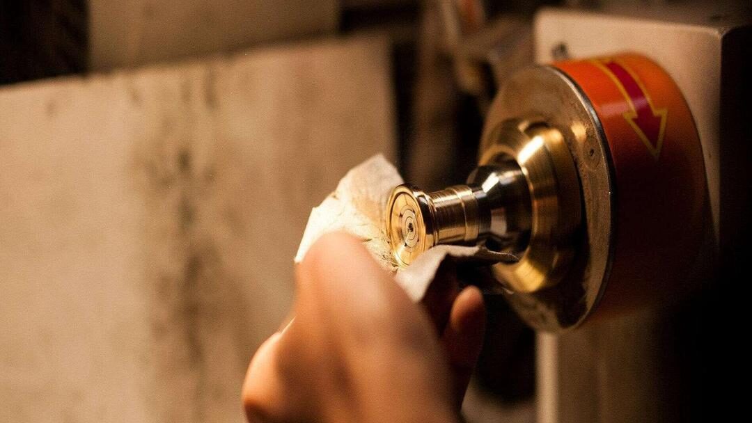 Polieren des Rings an der Drehbank | Ringschmiede.de