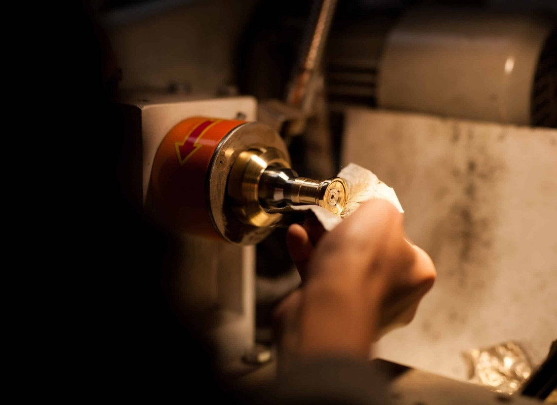 Siegelring wird poliert