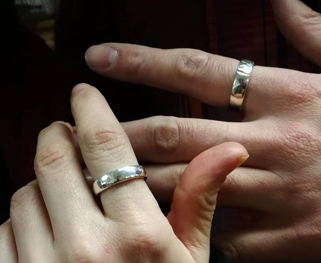 Rings with different ring sizes on the hand