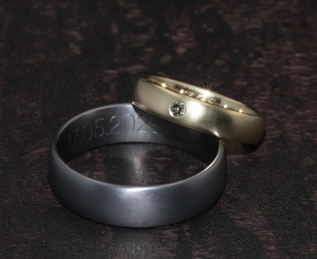 Tantal unter einem Ring